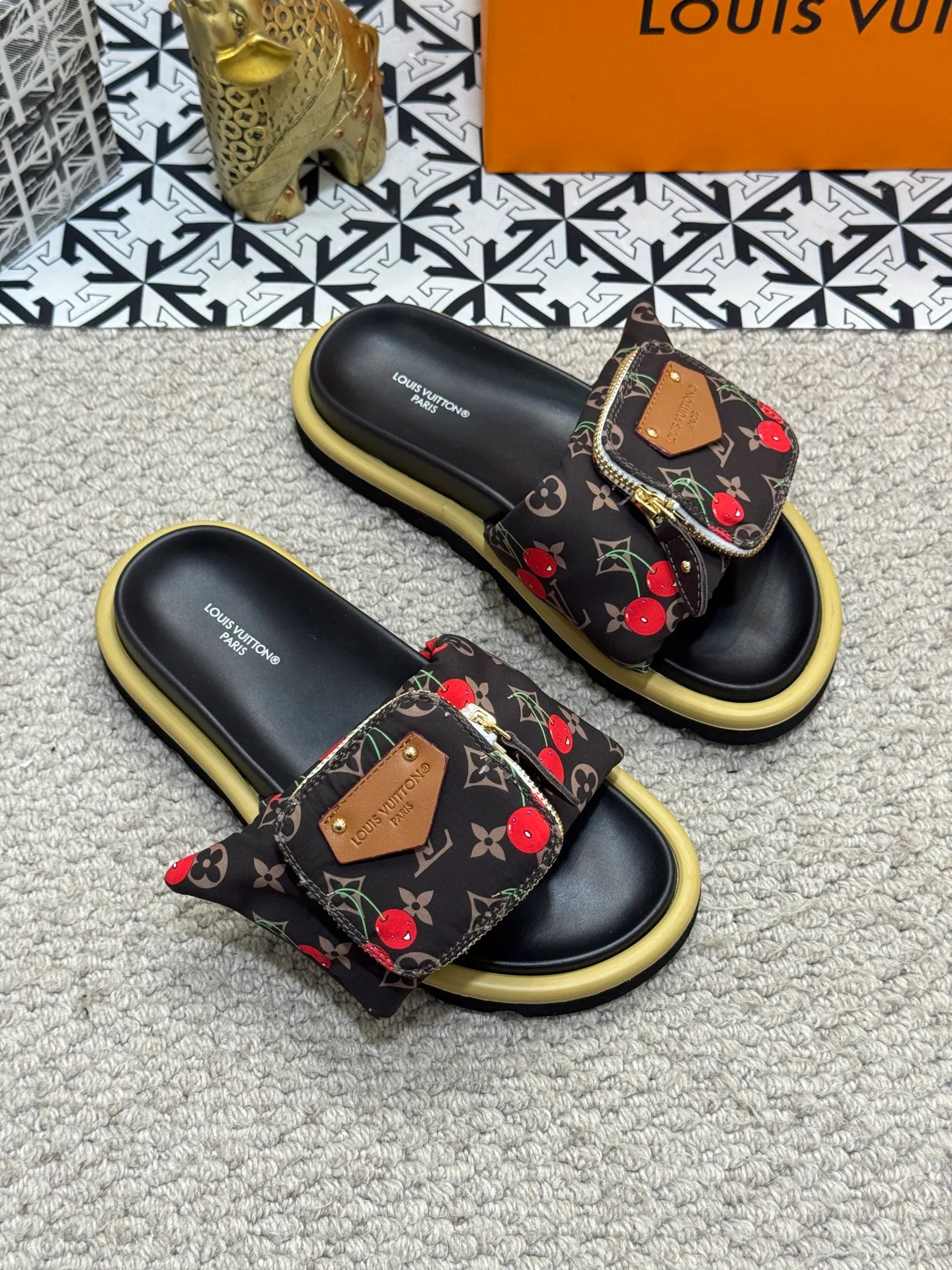 Men's shoes 💰400 [New style] 🦇🦇Top original order [Louis Vuitton] Couple style 👫Spring and summer style🎯🎯As an active family in the fashion industry ⭐ Lv is characterized by bold innovation ⚡Fabric down cloth🔥 Combined outsole, clean and tidy ⚡Fashionable and generous🌹Multiple colors available..Size: 36-44 (45 customized